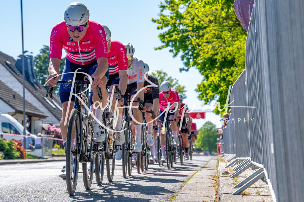 Spurt in den Mai 2026 - Großer Preis der Sparkasse Neuss | Annual one-day road cycling race "Großer Preis der Sparkasse Neuss" held in Büttgen, Germany, organized by VfR Büttgen 1912 e.V. The event features multiple races across all age categories from U11 youth to Elite men. - Realisiert mit Pictrs.com