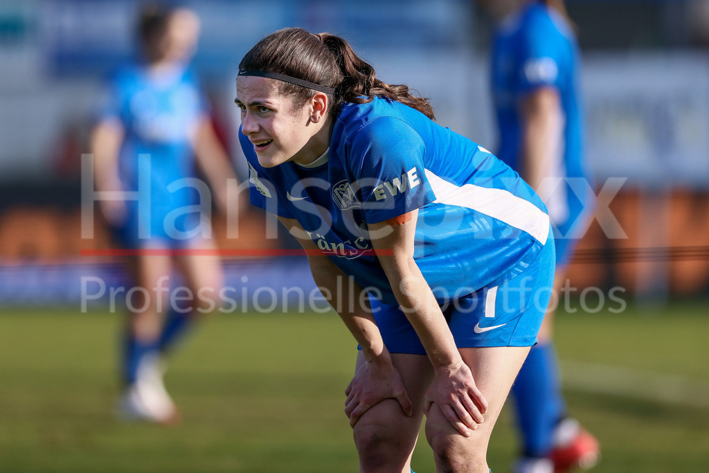 Fussball, 2. Frauen-Bundesliga, SV Meppen - Borussia Mönchengladbach | v.li.: Marie Bleil (SV Meppen, 7) erschöpft nach dem Abpfiff, Spieleende, Portrait, Nahaufnahme, Einzelfoto, Einzelbild, DIE DFB-RICHTLINIEN UNTERSAGEN JEGLICHE NUTZUNG VON FOTOS ALS SEQUENZBILDER UND/ODER VIDEOÄHNLICHE FOTOSTRECKEN. DFB REGULATIONS PROHIBIT ANY USE OF PHOTOGRAPHS AS IMAGE SEQUENCES AND/OR QUASI-VIDEO.