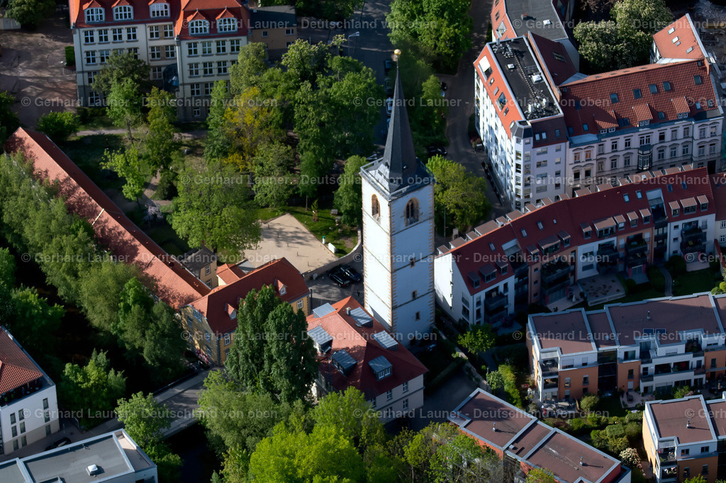 4025931 | ERFURT 06.05.2020 Kirchenturm und Turm- Dach am Kirchengebäude des "Nikolaikirchturm" an der Augustinerstraße im Ortsteil Altstadt in Erfurt im Bundesland Thüringen, Deutschland. // Church tower and tower roof at the church building of the "Nikolaikirchturm" on Augustinerstrasse in the district Altstadt in Erfurt in the state Thuringia, Germany. Foto: Gerhard Launer
