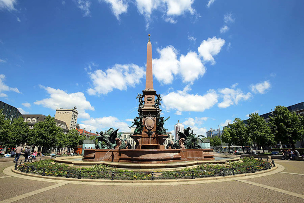 Foto: Leipzig - Mendebrunnen auf dem Augustusplatz | Das Team hinter BILDLEXIKON LEIPZIG bündelt historische wie aktuelle Informationen über die Stadt Leipzig in Text und Bild auf einer Plattform und stellt diese der interessierten Öffentlichkeit zur Verfügung.