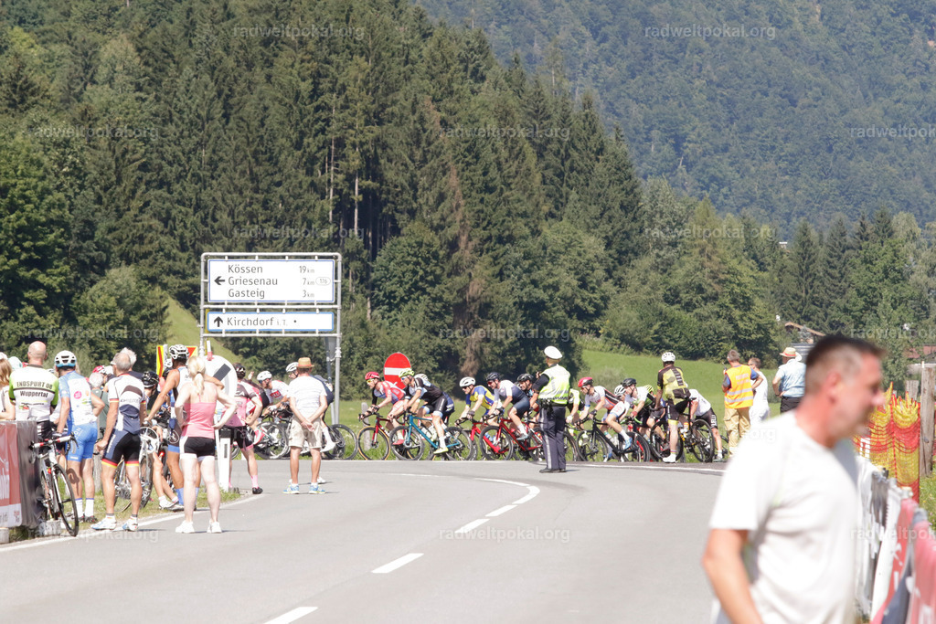 823_20230817_Bewerb_Maenner_Muehlanger | AUT - OESTERREICH, 2023-08-16: SPORT RENNRAD-FAHREN - 55. INTERNATIONALER RADWELTPOKAL IN ST. JOHANN IN TIROL  - Vintage-Radrennen mit WM-Bronze-Medaillen-Siegerin Christina Schweinberger, den Teilnehmer und Alexander Baumann (vom Orginastions-Team) - TAG 2 BEWERB MAENNER IN SECHS GRUPPEN  ; Foto: Roland Muehlanger