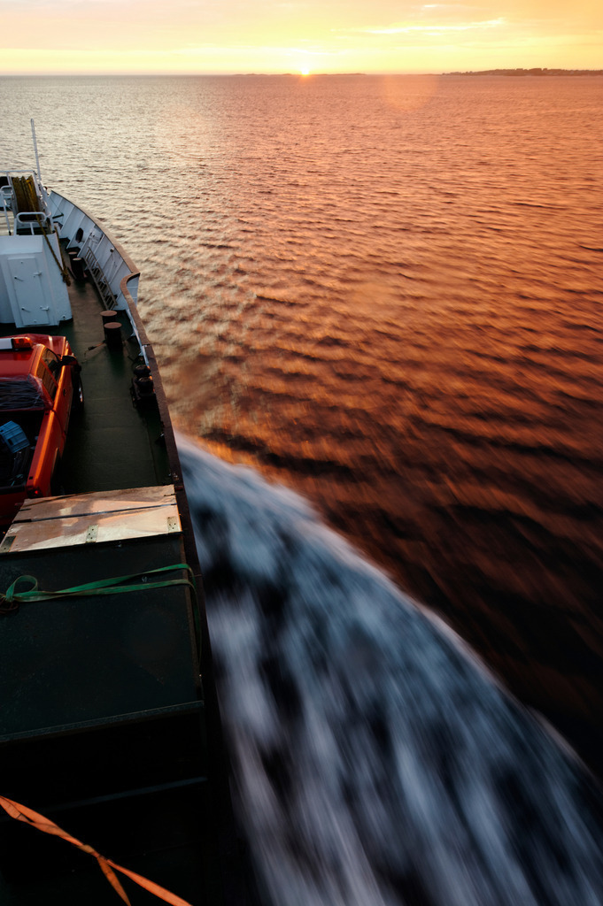 Sonnenuntergang auf der MS Lofoten | , Norwegen - July 16, 2011: Urlaubsreise in Norwegen; Sonnenuntergang auf der MS Lofoten - Realisiert mit Pictrs.com