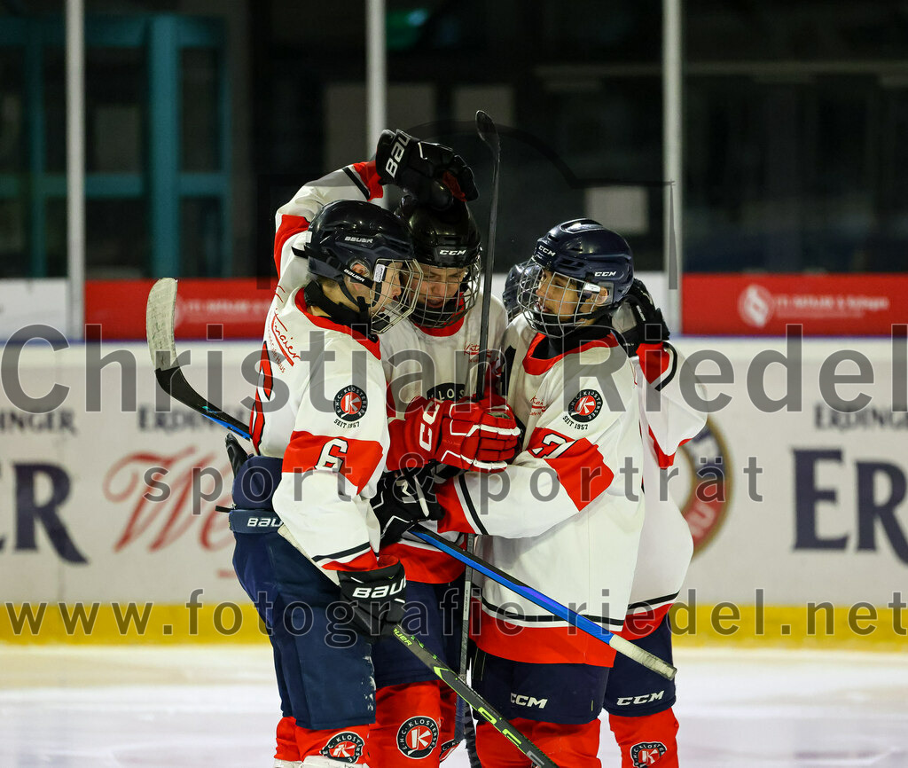 2022-12-04_010_TSV_Erding_gegen_EHC_Klostersee | Erding, Deutschland, 04.12.2022:
Eishockey, Bayernliga U17 2022 / 2023, 11. Spieltag, TSV Erding gegen EHC Klostersee, Endergebnis: 3:5

Kilian Jöbstl (EHC Klostersee, #6), Melvyn Hermann (EHC Klostersee, #17), Patrick Kerndl (EHC Klostersee, #21)

Foto: Christian Riedel / fotografie-riedel.net