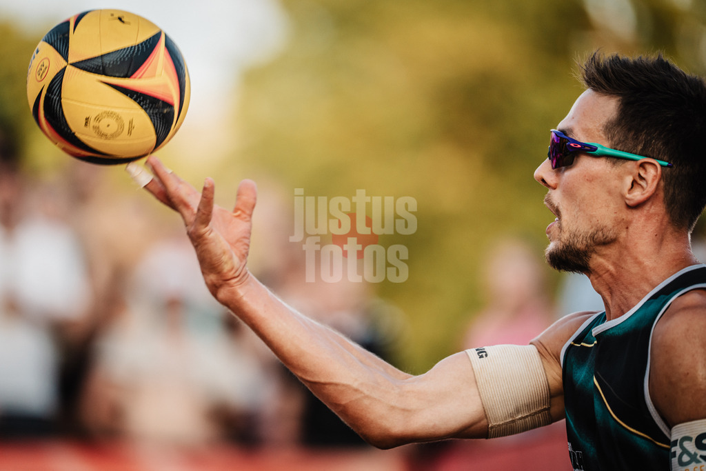 Beachvolleyball | Männer | Allianz German Beach Tour 2025 | Tourstop München | 05.07.2025 | David Poniewaz beim Aufschlag