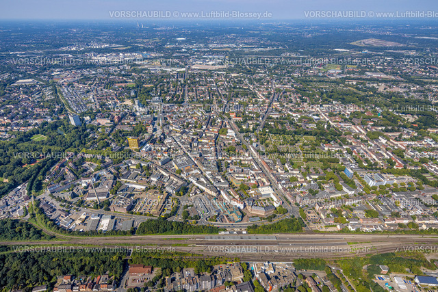 Gelsenkirchen240809722GE-Sued | Luftbild, City Innenstadt Ansicht mit Hbf Hauptbahnhof, Wohngebiet und Übersicht Altstadt mit Ringstraße und  Altstadtfriedhof, links Evangelisches Klinikum und Plaza Hotel Hochhäuser, hinten City Hochhaus, Altstadt, Gelsenkirchen, Ruhrgebiet, Nordrhein-Westfalen, Deutschland