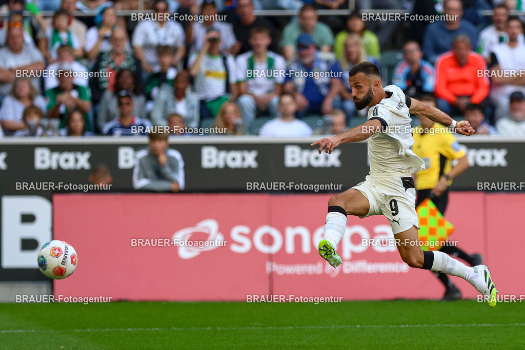 Borussia Mönchengladbach vs Hamburger SV - Bundesliga  | Mönchengladbach, Deutschland, 24.08.25:   Franck Honorat (Borussia Mönchengladbach) in Aktion am Ball, Einzelaktion waehrend des Spiels der Bundesliga zwischen Borussia Mönchengladbach vs Hamburger SV im Stadion im Borussia Park(Foto von Brauer-Fotoagentur / Adrian Schlueter)