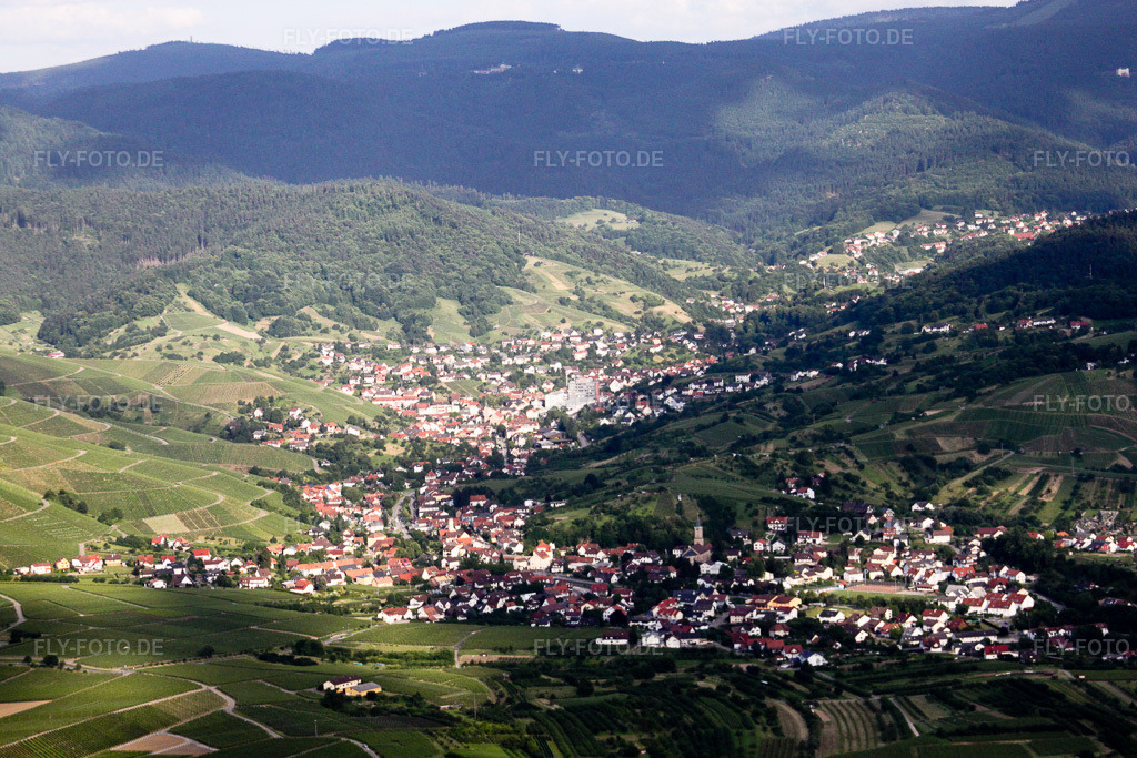 Luftbild: Schwarzwald Ortsansicht der Straßen und Häuser der Wohngebiete im Ortsteil Altschweier in Bühl im Bundesland Baden-Württemberg in Deutschland. Foto: IMG_18830.jpg vom 03.06.2009 durch Werner Riehm/FLY-FOTO.de