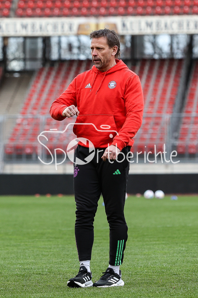 1. FC Nürnberg II - FC Bayern Amateure | Bayern Amateure Trainer Holger SEITZ in Aktion vor der Partie in Nürnberg / Freisteller / Einzelfoto