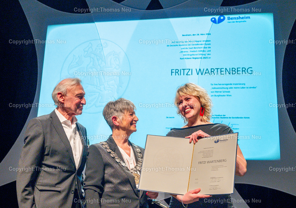 kurt-huebner-regiepreis-fritzi-wartenberg-bensheim-fotografie-thomas-neu.jpg-10 | Im Parktheater Bensheim fand am 28. März 2026 die Verleihung des Eysoldt-Rings 2025 statt – eine der bedeutendsten Auszeichnungen für Schauspielkunst im deutschsprachigen Raum. Der Preis ging an Thomas Schmauser, der für seine herausragende darstellerische Leistung geehrt wurde.Im Rahmen der Veranstaltung wurde außerdem der Kurt-Hübner-Regiepreis an Fritzi Wartenberg verliehen, die für ihre besondere künstlerische Handschrift und Regiearbeit ausgezeichnet wurde. Bild zeigt den Präsidenten der Deutschen Akademie der Darstellenden Künste Prof. Hans-Jürgen Drescher, die Bensheimer Bürgermsiterin Christine Klein und Fritzi Wartenberg, ,Bild: Thomas Neu