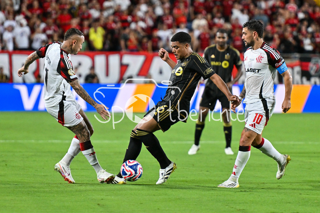 Los Angeles FC - CR Flamengo | Im Duell EVERTON (Flamengo 11), Igor JESUS (Los Angeles 6) und Giorgian de ARRASCAETA (Flamengo 10) / Zweikampf / FIFA Club World Cup: Los Angeles FC - CR Flamengo, Camping World Stadium am 24.06.2025 / NOT FOR SALE IN USA