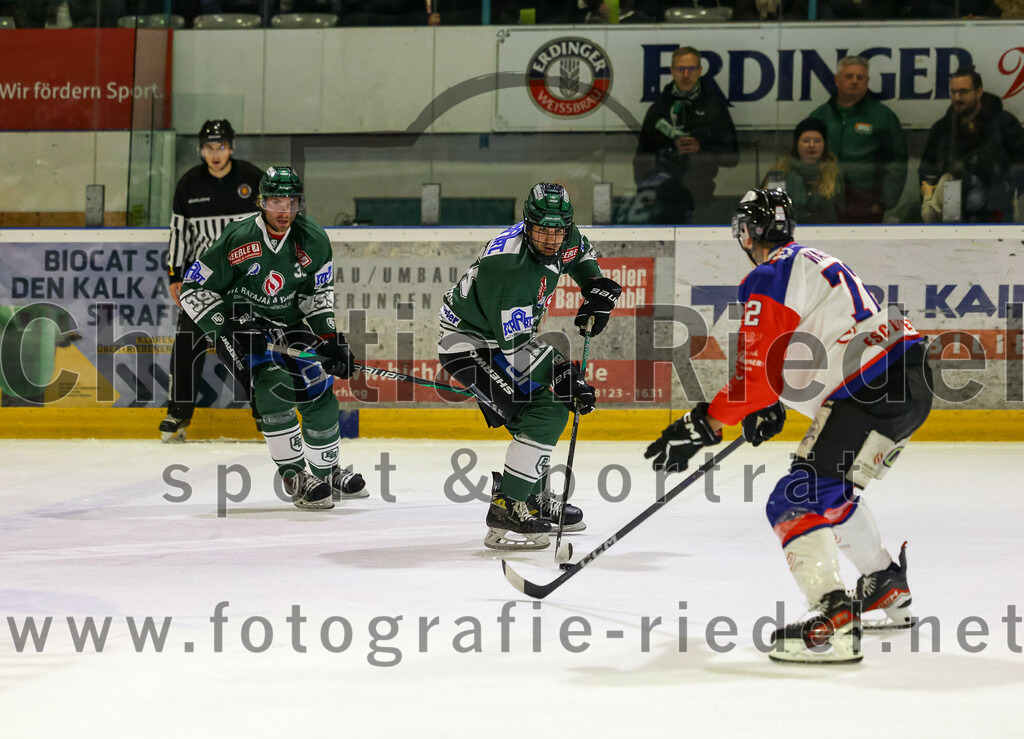 2023-11-03_114_TSV_Erding_gegen_ESC_Dorfen | Erding, Deutschland, 03.11.2023:
Eishockey, Bayernliga Vorrunde 2023 / 2024, 6. Spieltag, TSV Erding gegen ESC Dorfen, Endergebnis: 11:3

Thomas Plihal (Erding Gladiators, #39), Daniel Krzizok (Erding Gladiators, #18), Erik Walter (ESC Dorfen, #72)

Foto: Christian Riedel / fotografie-riedel.net