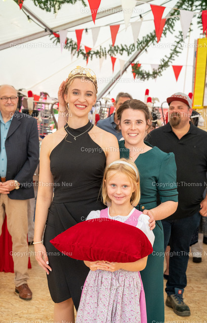 23_Winzerfest-Bensheim | bbe, Bensheim, Winzerfest 2025,  Eröffnung mit Krönung neuer Gebietsweinkönigin, die neue Weinkönigin Chiara Fischerwird von Katja Simon gekrönt,, vorne die Cousine der neuen Königin Tilda Sophie Niesner, Bild: Thomas Neu