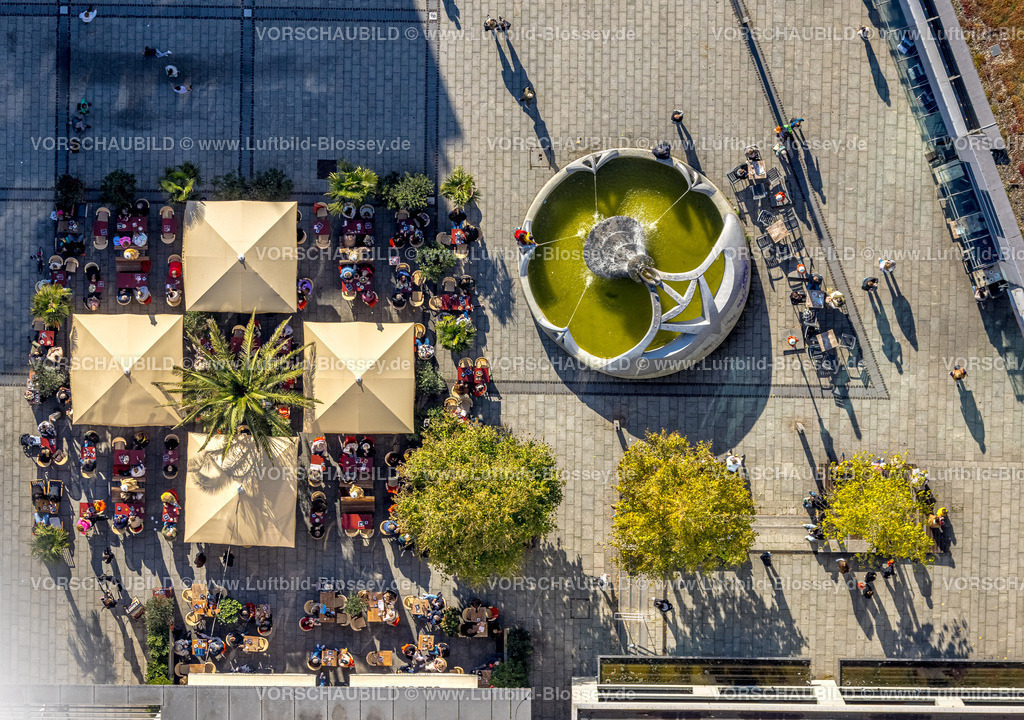 Hagen241005457 | Außengastronomie Cafe Celona am MatarÃ©-Brunnen, Friedrich-Ebert-Platz, Sonnenschirme und Cafe-Tische, Mittelstadt, Hagen, Sauerland, Nordrhein-Westfalen, Deutschland