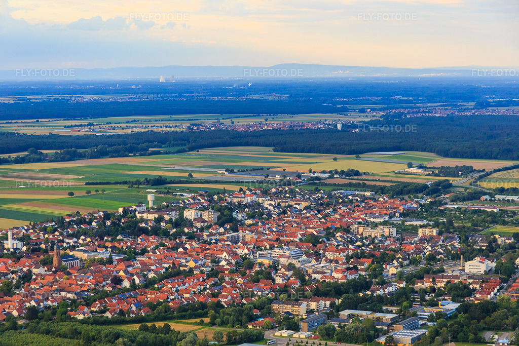 Luftbild: Stadtansicht aus Südwesten in Kandel im Bundesland Rheinland-Pfalz in Deutschland. Foto: IMG_090287.jpg vom 26.06.2016 durch Werner Riehm/FLY-FOTO.de