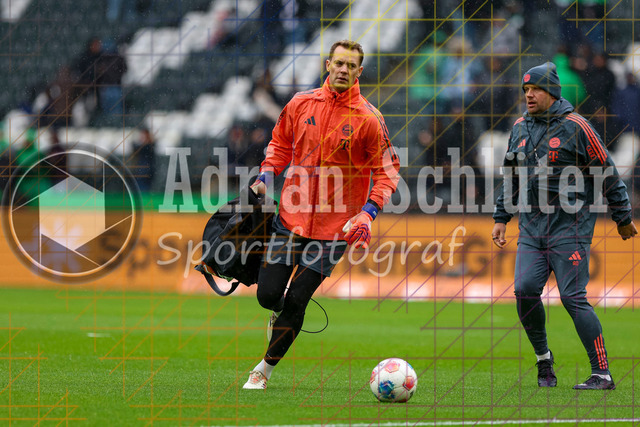Borussia Mönchengladbach vs FC Bayern München - Bundesliga  | Mönchengladbach, Deutschland, 25.10.25:   Manuel Neuer (FC Bayern München) in Aktion am Ball, Einzelaktion waehrend des Spiels der Bundesliga zwischen Borussia Mönchengladbach vs FC Bayern München im Stadion im Borussia Park(Foto von Brauer-Fotoagentur / Adrian Schlueter)