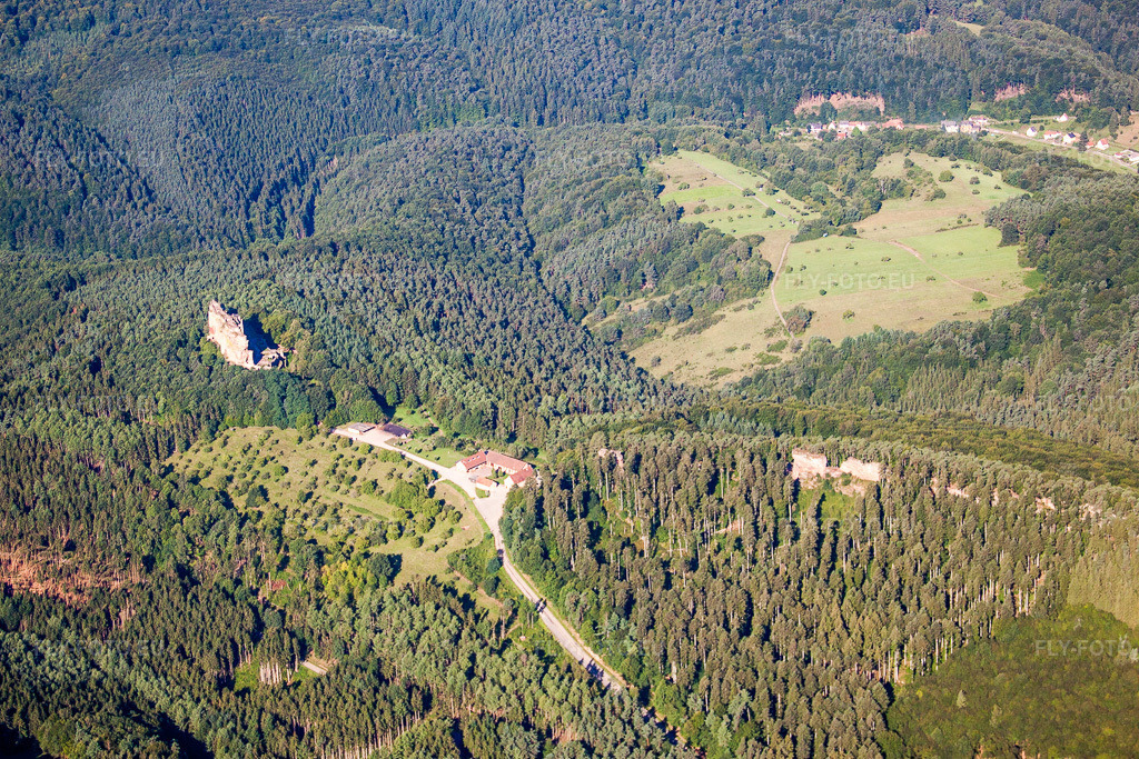 Vue aérienne: Lembach, château de Fleckenstein à Wingen dans le département Bas Rhin, France – .Photo: IMG_31066.jpg prise le 07/08/2010 par Werner Riehm/FLY-FOTO.eu – Résolution de l'original: 4439 x 2959 px