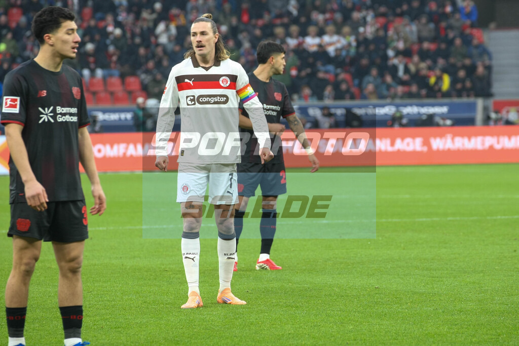 Bayer Leverkusen Saison 25/26 - © Sportfoto-Sale (MK) | Jackson Irvine (Pauili) - Bayer Leverkusen Saison 25/26 - © Sportfoto-Sale (MK) - Realisiert mit Pictrs.com