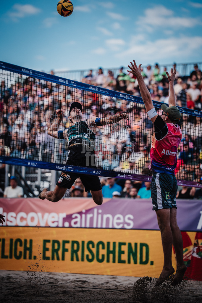Beachvolleyball | Männer | Deutsche Meisterschaften 2025 Timmendorfer Strand | 05.09.2025 | Tilo Rietschel beim Angriff