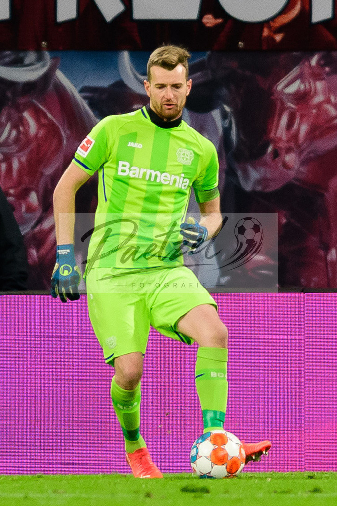RBLLEV20211128_125 | Fussball, Herren: Torwart Lukas Hradecky (Bayer 04 Leverkusen) in Aktion, am Ball, Einzelaktion bei dem Spiel der 1. Bundesliga zwischen RB Leipzig und Bayer 04 Leverkusen in der Red Bull Arena am 28.11.2021 in Leipzig, Deutschland.DFB / DFL REGULATIONS PROHIBIT ANY USE OF PHOTOGRAPHS AS IMAGE SEQUENCES AND/OR QUASI-VIDEO. - Realisiert mit Pictrs.com