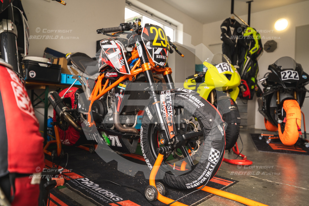 0272 - Bergrennen Landshaag2026 | BREITBILD Austria Webshop

Finde Fotos von: Breitbild, Breitbild Austria, Landshaag, Europeanbikers, KTM, BMW, Bergrennen, Bikeporn, Carporn, Bikes, Cars, Fotografie, Oberösterreich, Österreich, Berufsfotograf, Motorradteile Ganster, Julbach, Pannoniari - Realisiert mit Pictrs.com