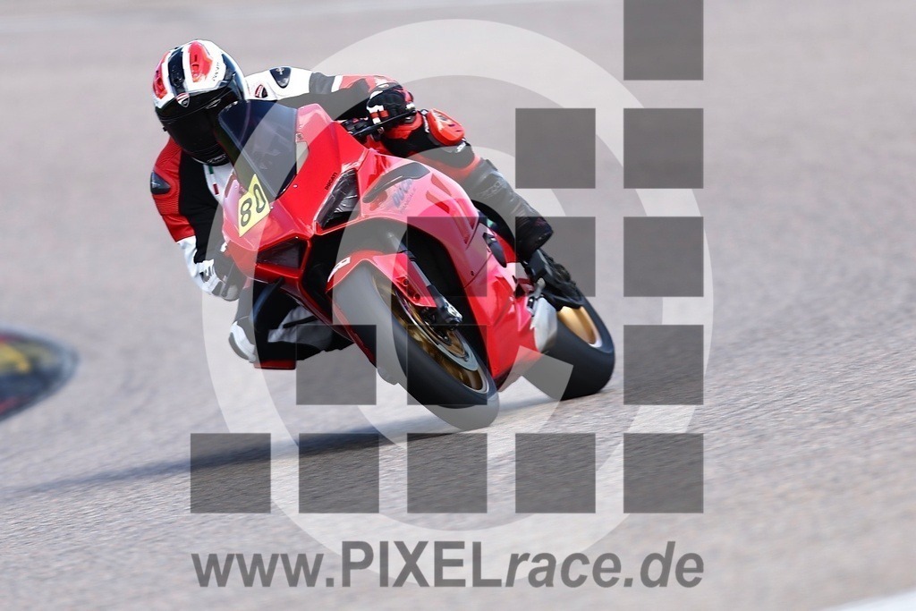 0080-20250923_33530 | Schöne Erinnerungen an spannende Momente - das festzuhalten ist unser Job. PIXELrace.de ist seit 2003 auf den Rennstrecken Europas unterwegs um die Action draußen beim Fahren und die wunderbare Stimmung imm Fahrerlager für euch einzufangen.