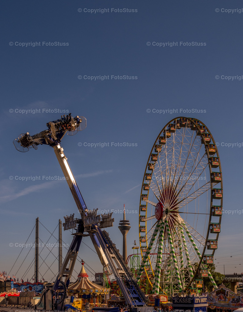 Karussels auf der Rheinkirmes Düsseldorf | Karussels und Riesenrad auf der Rheimkirmes in Düsseldorf. - Realisiert mit Pictrs.com
