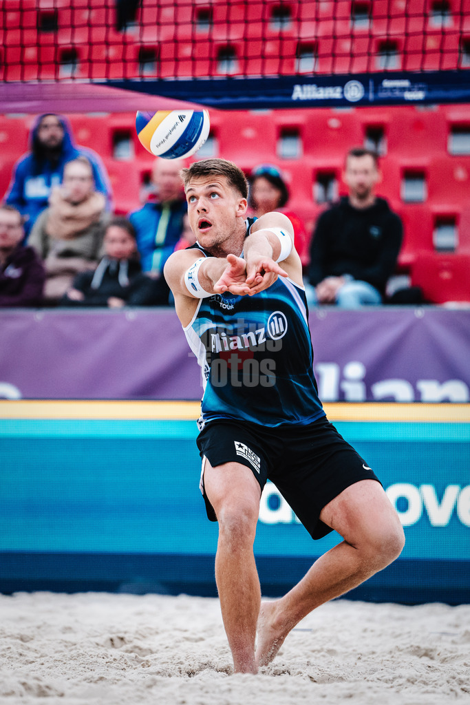 Beachvolleyball | Männer | German Beach Tour 2024 | Tourstop Bremen | 06.06.2024 | Luis Kubo spielt den Ball