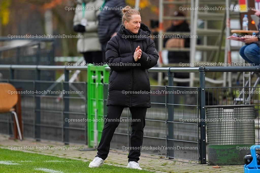 xYDRx29112501054 | 29.11.2025, xydrx, Fußball, Länderspiel, EM-Qualifikation U19-Frauen, Deutschland - Färöer, Sportschule Wedau: Melanie Behringer (Trainerin U19 Frauen Deutschland) freut sich über den 8:0 SiegDFB regulations prohibit any use of photographs as image sequences and or quasi-video.Photo: xYannisxDreimannxPressefotokochx
