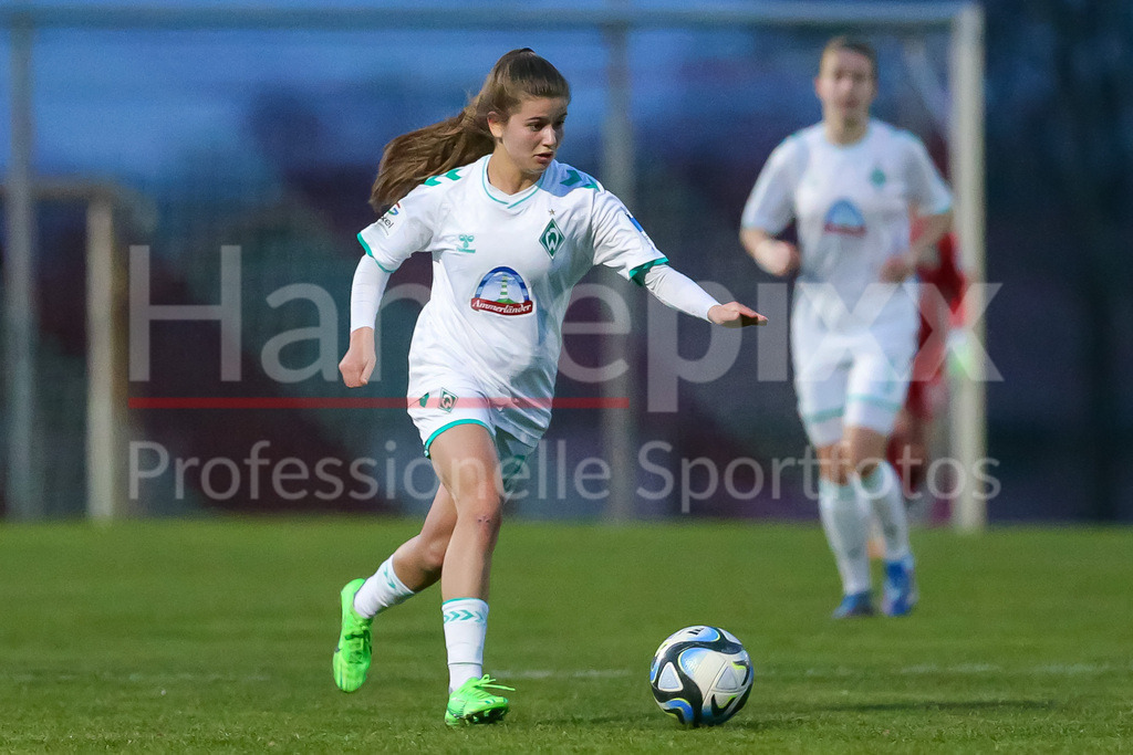 Fussball, Testspiel Frauen, SV Henstedt-Ulzburg - SV Werder Bremen | v.li.: Melina Kunkel (SV Werder Bremen, 29) am Ball, Einzelbild, Ganzkörper, Aktion, Action, Spielszene