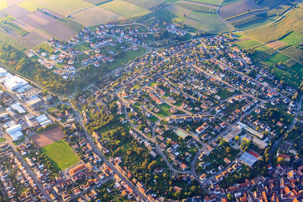 Luftbild: Ortsansicht aus Südosten im Ortsteil Stein in Königsbach-Stein im Bundesland Baden-Württemberg in Deutschland. Foto: IMG_59897.jpg vom 24.09.2013 durch Werner Riehm/FLY-FOTO.deAuflösung des Originals: 4752 x 3168 px