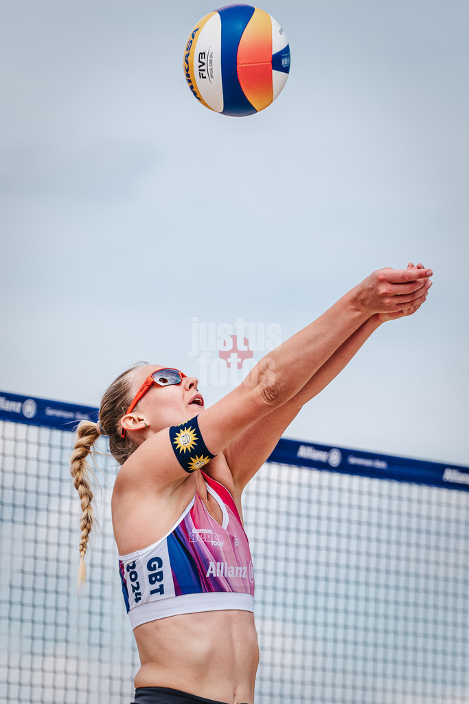 Beachvolleyball | Frauen | German Beach Tour 2024 | Tourstop Bremen | 06.06.2024 | Nele Schmitt spielt den Ball