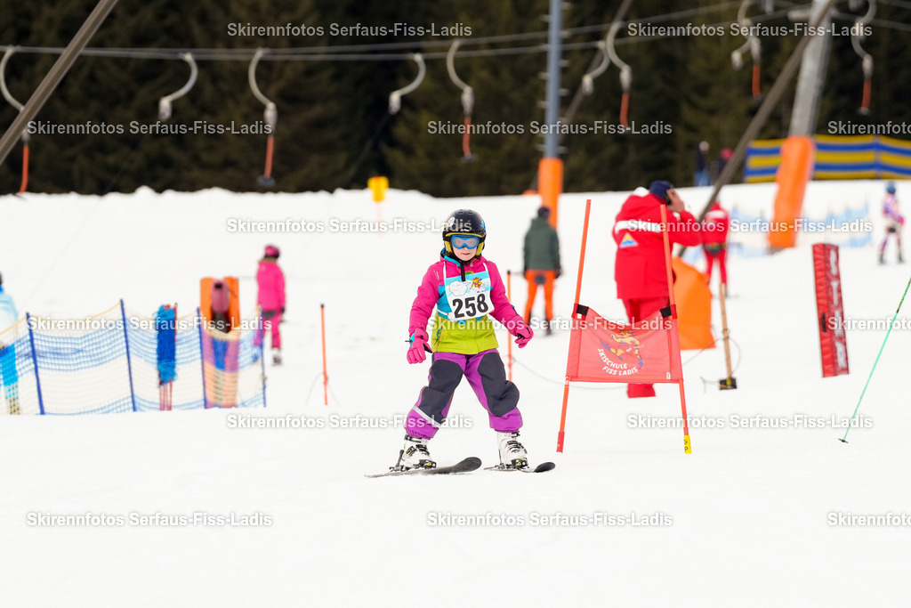 SRF_02.01.2026_0369 | Skirennfotos,Serfaus,Fiss,Ladis,Kinderskirennen,Winter,Tirol,Oberland,skirace,SFL,feelfree,weil wir's genießen,ski,Ski,skifahren,Sonnenplateau, - Realisiert mit Pictrs.com