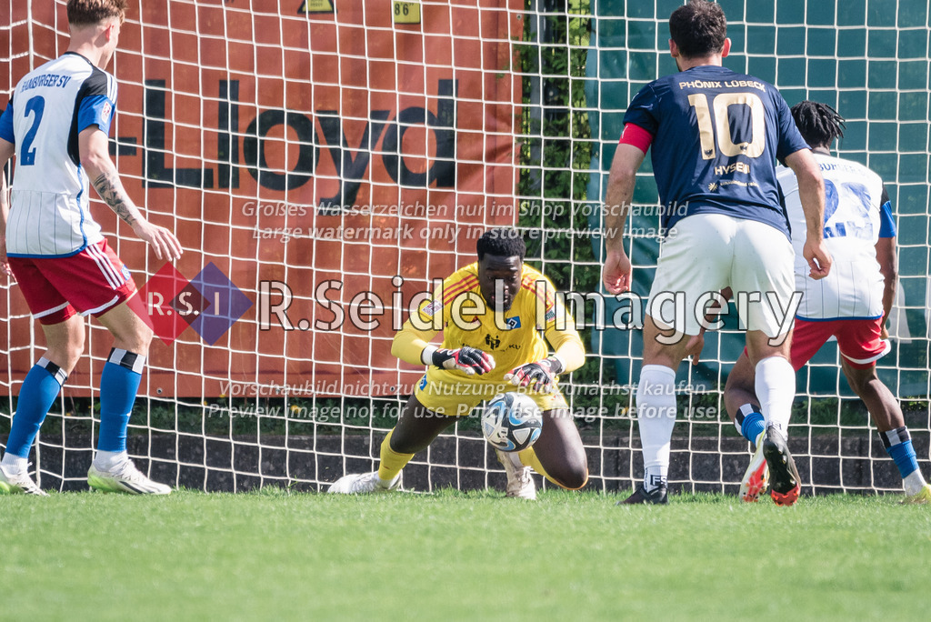 RS-1-042151 | Steven Foly Mensah (#1, HSV II, Torwart) blickt zum Ball und fängt ihn.