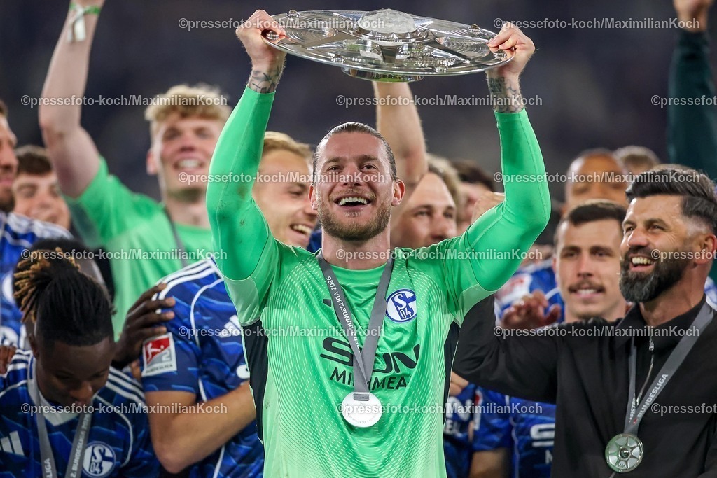S0417052602019 | 17.05.2026, Fußball, FC Schalke 04 - Eintracht Braunschweig, 34. Spieltag, 2. Fußball Bundesliga, Veltins-Arena Gelsenkirchen, Saison 2025 2026: Schalke 04 ist Meister der 2. Bundesliga. Die Mannschaft gewinnt die Meisterschaft und steht jubelnd auf dem Spielfeld. Freude und Emotionen nach dem Sieg. Torwart Loris Karius&nbsp;(Schalke04 #01)  (Mitte) mit der Meisterschale bei der Siegerehrung neben Cheftrainer Miron Muslic (Schalke04)  DFB regulations prohibit any use of photographs as image sequences and or quasi-video.