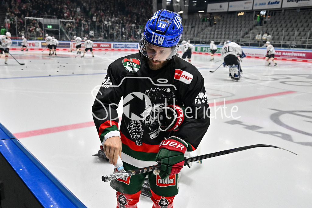 Augsburger Panther - Nürnberg Ice Tigers | im Bild Anthony LOUIS (Augsburger Panther #18) pudert seinen Schlaeger / DEL: Augsburger Panther - Nuernberg Ice Tigers, Curt Frenzel Stadion am 06.12.2024