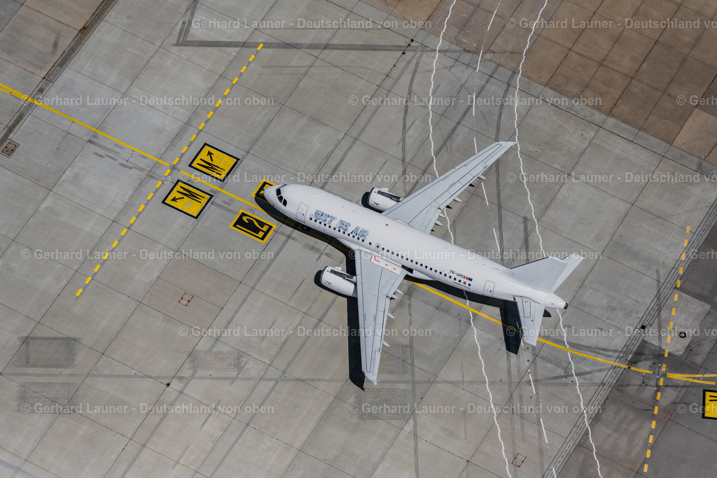 4046592 | LEINFELDEN-ECHTERDINGEN 19.07.2021 Passagierflugzeug Airbus A319 der rumänischen Fluggesellschaft " Just US Air " mit der Kennung YR-URS auf der Startposition auf dem Flughafen Stuttgart in Leinfelden-Echterdingen im Bundesland Baden-Württemberg, Deutschland. Weiterführende Informationen bei: Flughafen Stuttgart GmbH. // Passenger aircraft Airbus A319 of the romanian airline" Just US Air " with the registration YR-URS on the take-off position at Stuttgart Airport in Leinfelden-Echterdingen in the state Baden-Wuerttemberg, Germany. Further information at: Flughafen Stuttgart GmbH. Foto: Gerhard Launer