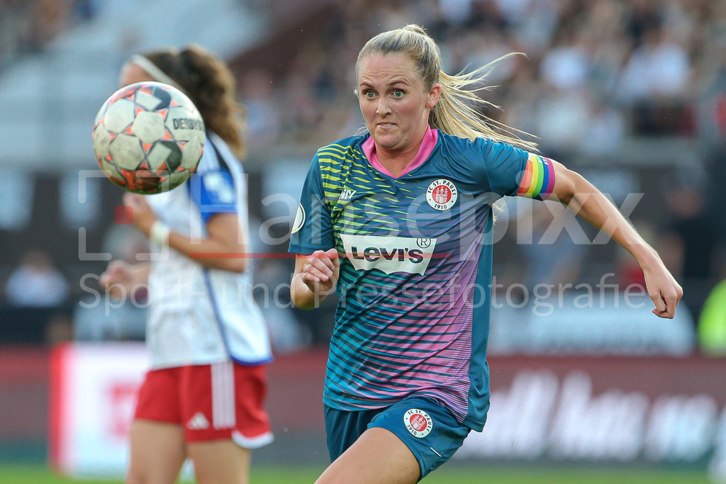 Fussball, DFB-Pokal Frauen, FC St. Pauli - Hamburger SV | v.li.: Annie Kingman (FC St. Pauli, 14) am Ball, Einzelbild, Ganzkörper, Aktion, Action, Spielszene, Portrait, Nahaufnahme, Einzelfoto, Einzelbild, DIE DFB-RICHTLINIEN UNTERSAGEN JEGLICHE NUTZUNG VON FOTOS ALS SEQUENZBILDER UND/ODER VIDEOÄHNLICHE FOTOSTRECKEN. DFB REGULATIONS PROHIBIT ANY USE OF PHOTOGRAPHS AS IMAGE SEQUENCES AND/OR QUASI-VIDEO.