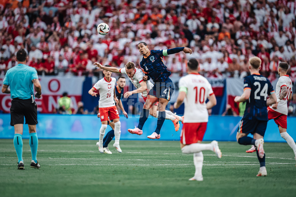 Fußball | Herren | UEFA-Fußball-Europameisterschaft 2024 | Gruppe D | Polen vs. Niederlande | 16.06.2024 | Kopfballduell zwischen Adam Buksa (#16, Polen) links und Virgil van Dijk (#4, Niederlande) rechts