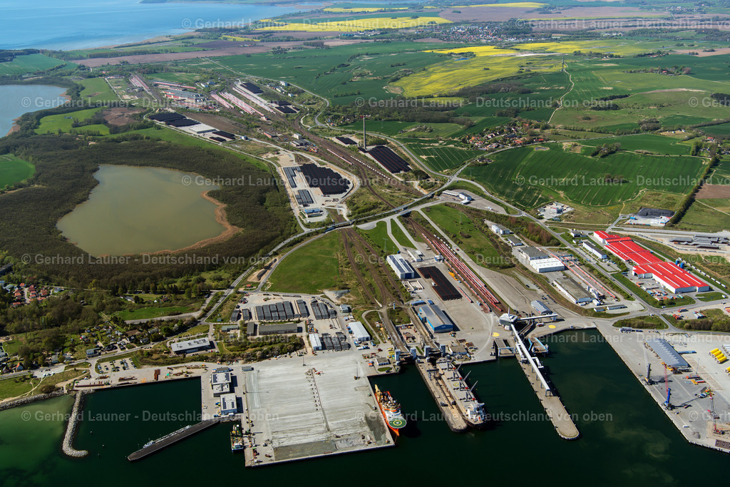 3801281 | SASSNITZ 2018 Hafenanlagen an der Meeres- Küste der Insel Rügen im Ortsteil Hagen in Sassnitz im Bundesland Mecklenburg-Vorpommern. // Port facilities on the seashore of the Iland Ruegen in the district Hagen in Sassnitz in the state Mecklenburg - Western Pomerania. Foto: Gerhard Launer