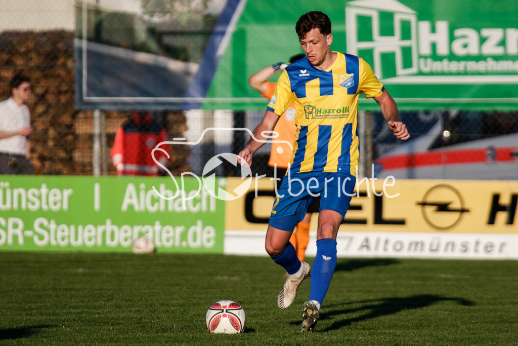FC Pipinsried - TSV Buchbach | Spielertrainer des FC Pipinsried Herbert PAUL (FCP #2) am Ball / Freisteller / Einzelfoto