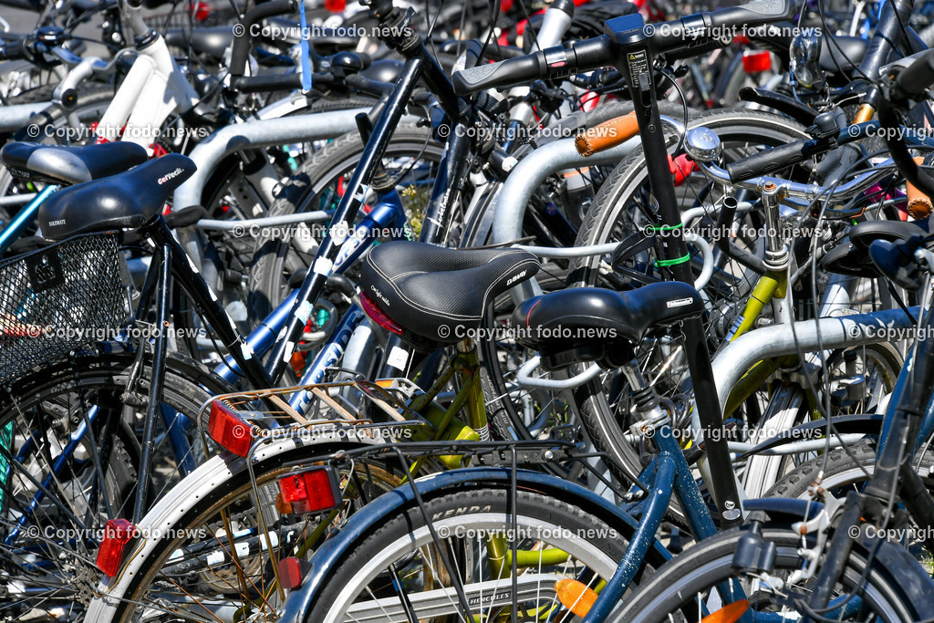 Deutschland_ Baden-Wuerttemberg_ Karlsruhe_ 21.08.2025-27 | 21.08.2025, Deutschland, GER, Baden-Wuerttemberg, Karlsruhe im Bild Themenbild, Karlsruhe, Bahnhofsvorplatz, Fahrraeder, Fahrradstaender, Fahrradparken, Fahrradstation, Radverkehr, Mobilitaetsdrehscheibe, umweltfreundlich, Pendler, Nahverkehr, Multimodalitaet, Verkehrsanbindung, Fahrradnutzung, nachhaltige Mobilitaet, Innenstadt, Fahrradservice, oeffentlicher Raum, Bahnhof, urbane Mobilitaet, Feature, Symbolbild