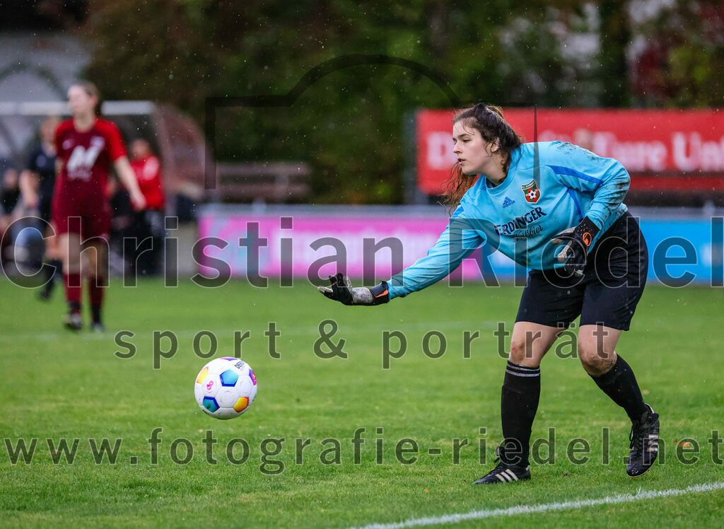 2023-10-14_051_FC_Schwaig_gegen_SV_Schechen | Oberding, Deutschland, 14.10.2023:
Fußball, Bezirksliga 2023 / 2024, 6. Spieltag, FC Schwaig gegen SV Schechen, Endergebnis: 4:3

Torfrau Sophie Zeilhofer (FC Schwaig, #1)

Foto: Christian Riedel / fotografie-riedel.net