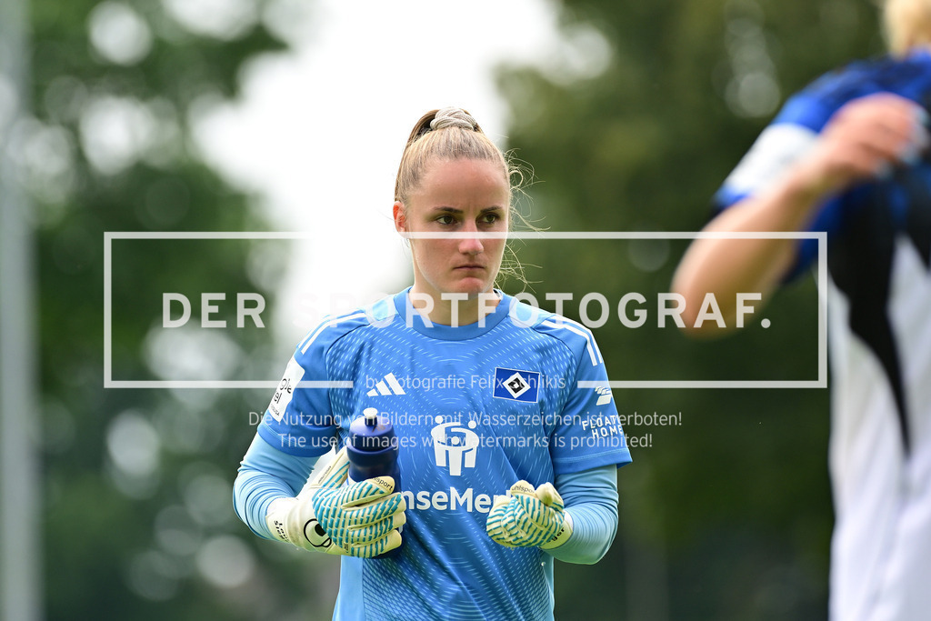 Fußball I Frauen I Saison 2025-2026 I Testspiel I Hamburger SV - Holstein Kiel I 56624 | Nahaufnahme, Einzelfoto, Freisteller, Portrait, Porträt, Einzelbild, Einzelfoto, Körper: Laura Sieger (18, Hamburger SV) - Realisiert mit Pictrs.com
