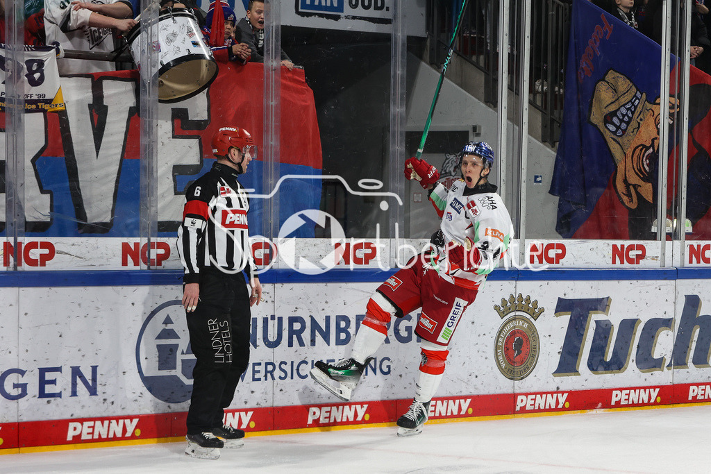 Nürnberg ICE Tigers - Augsburger Panther | Jubel der Panther nach dem Treffer zum 1-2 durch Anrei HAKULINEN (AEV #94) / Freude / Tor / Torschuetze / DEL Retro Game