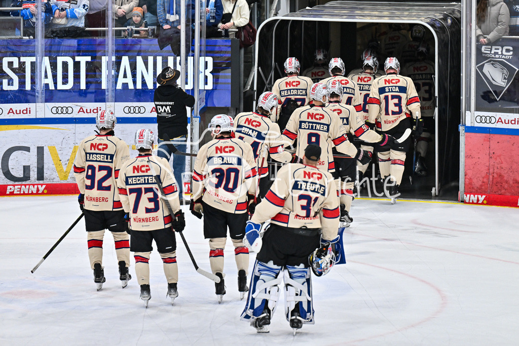 ERC Ingolstadt - Nuernberg Ice Tigers | Niedergeschlagene Ice Tigers verlassen nach den Niederlage in Ingolstadt traurig das Eis / DEL: ERC Ingolstadt - Nuernberg Ice Tigers, Saturn-Arena am 26.03.2025