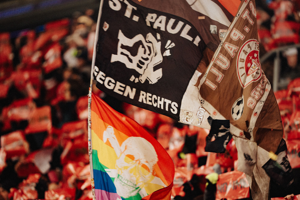 FCS01357 | Der offizielle Shop für FC St. Pauli Fotos. Wähle aus Spielszenen & Fanmomenten dein FCSP Wunschformat. Wir liefern Millerntor-Atmosphäre.