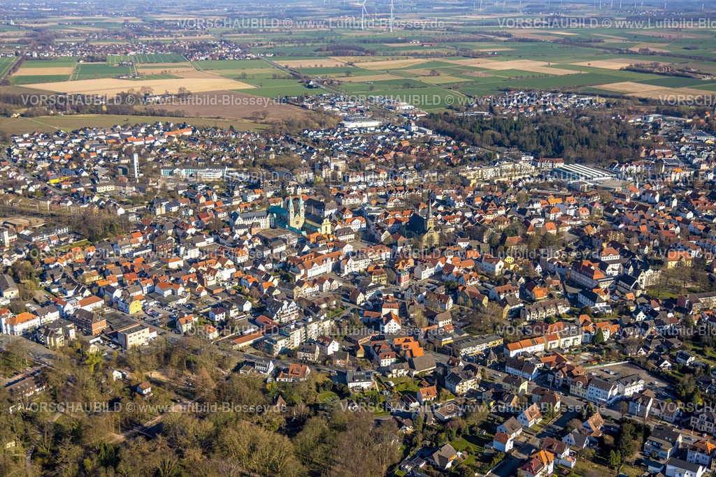 Werl250306108 | Luftbild, Wohngebiet Ortsansicht Altstadt mit St. Walburga Probsteikirche, Alte Wallfahrtskirche und Wallfahrtsbasilika Mariä Heimsuchung, Werl, Soester Börde, Nordrhein-Westfalen, Deutschland