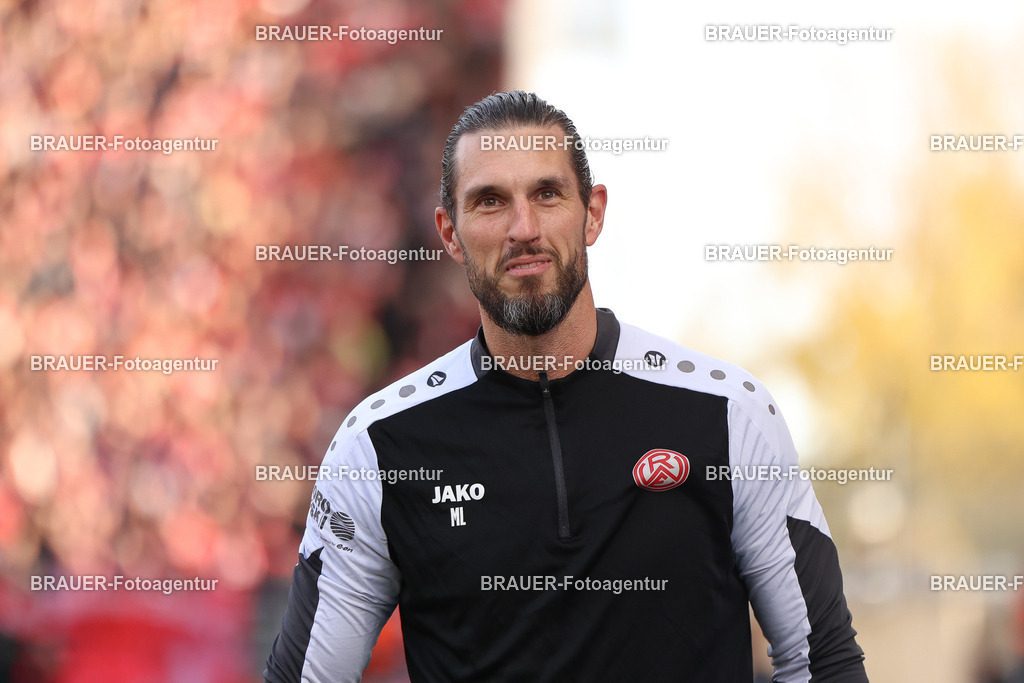 Rot-Weiss Essen - Viktoria Köln - 3.Liga | Essen, Deutschland, 18.10.2025 Manuel Lenz (Rot-Weiss Essen) schaut  während des 3.Liga Spiels zwischen Rot-Weiss Essen- Viktoria Köln im Stadion an der Hafenstraße am 01.08.2025 in Essen. (Foto von Timo Bluhmki-Schmidt/ Brauer Fotoagentur