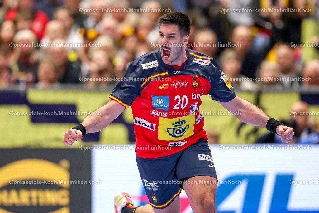 EHF15012601032 | 15.01.2026, Handball, Men's EHF EURO 2026, Spanien - Serbien, Jyske Bank Boxen in Herning, Dänemark, Preliminary Round:  Abel Serdio Guntín (Espania #20) jubelnd