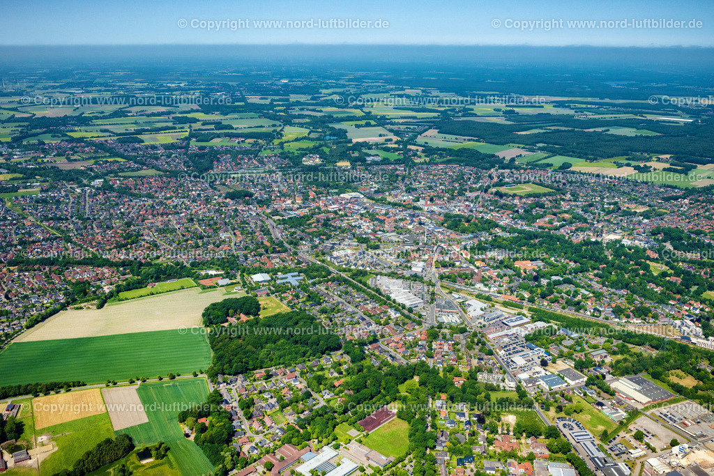 Cloppenburg_ELS_5017050623 | CLOPPENBURG 05.06.2023 Stadtzentrum im Innenstadtbereich in Cloppenburg im Bundesland Niedersachsen. Im Hintergrund die Baustelle des Neubauprojekts - Wohnpark "An des Piske". // The city center in the downtown area in Cloppenburg in the state Lower Saxony. Foto: Martin Elsen